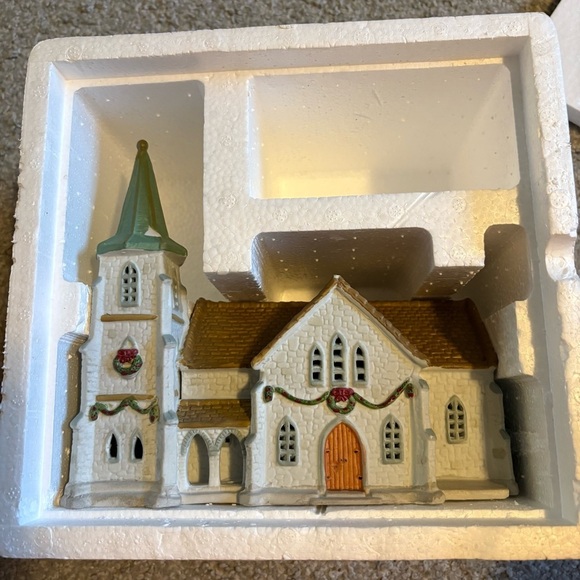Lemax Dickensvale Porcelain Lighted Saint Michael Church 1992 #25047 Pre-Owned - Picture 3 of 3